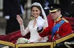 パレードで歓声を浴びる英国のウィリアム王子夫妻.bmp